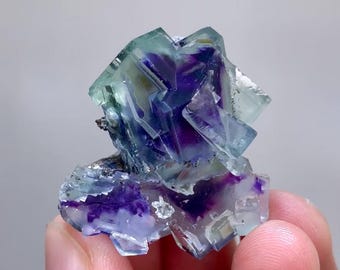 天然パープルファントムフローライトは中国安徽省産です。40*35*95 MM