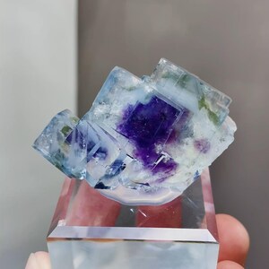 天然紫色ファントムフローライトは湖南省姚岡県産です。鉱物標本50*20