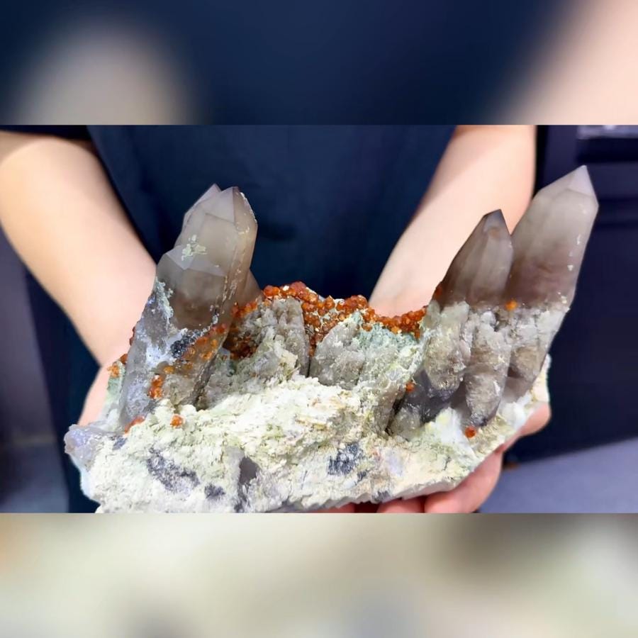 天然ガーネットとスモーキークォーツタワー共生は中国福建省産です 160