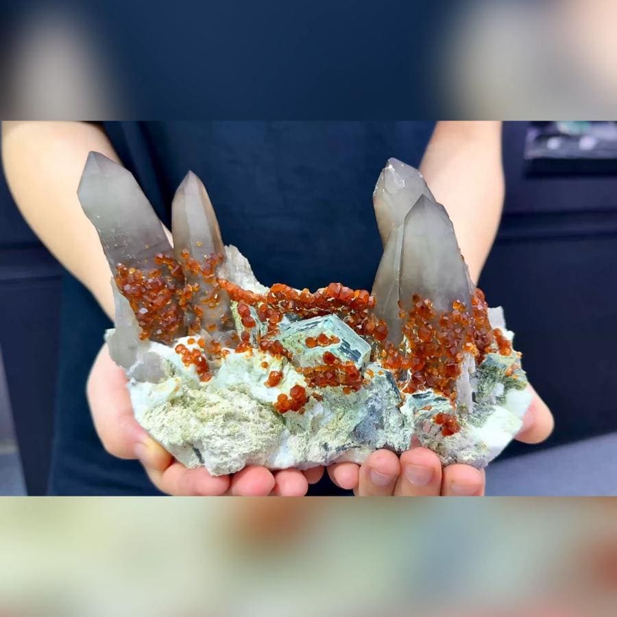 天然ガーネットとスモーキークォーツタワー共生は中国福建省産です 160