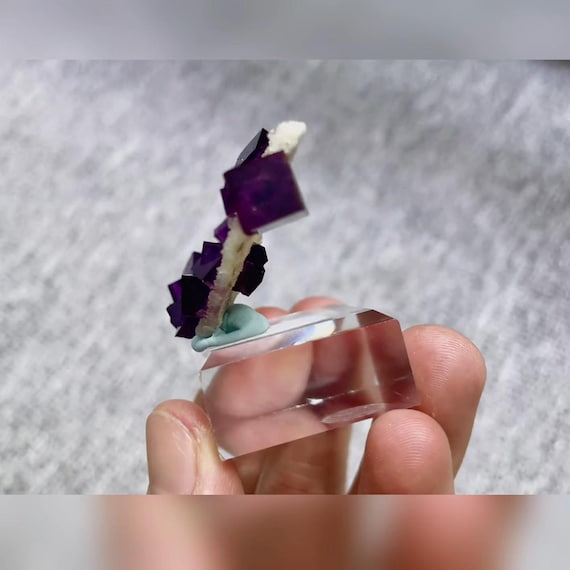 天然パープルキュービックフローライトは中国安徽省産です。50*35*10
