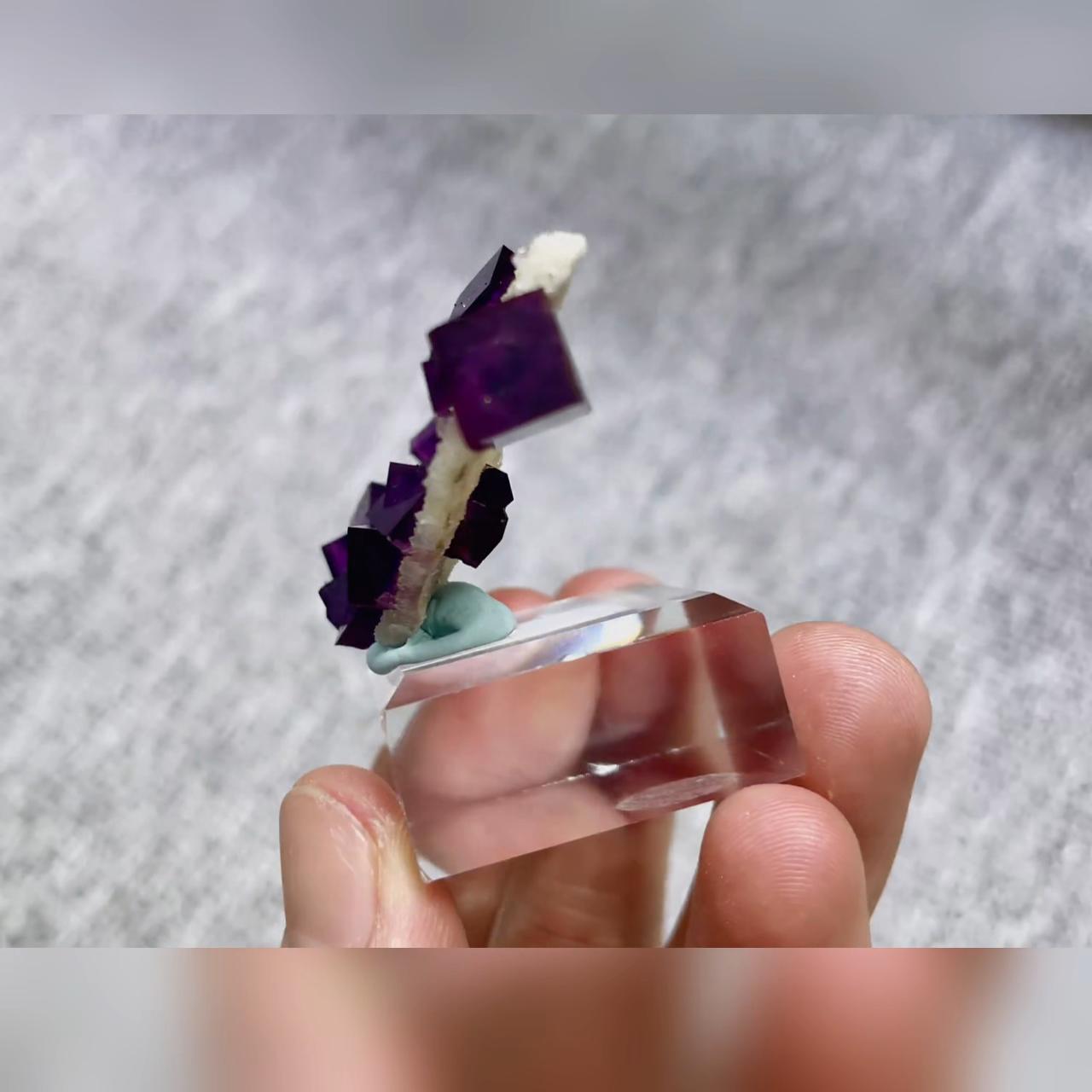 天然パープルキュービックフローライトは中国安徽省産です。50*35*10