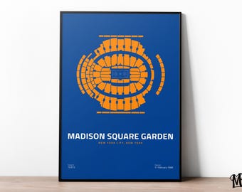 Pode incluir: Um cartaz azul e laranja com um mapa de assentos do Madison Square Garden na cidade de Nova York. O texto no cartaz diz "Madison Square Garden, New York City, New York. Inaugurado 1890, Inaugurado 11 de fevereiro de 1968."