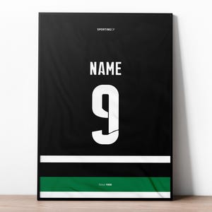 Puede incluir: Camiseta de fútbol negra y verde con texto blanco que dice "SPORTING CP" y "NAME" con el número "9" en la parte delantera. El texto "Since 1906" está en la parte inferior de la camiseta.