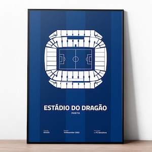 Puede incluir: Una impresión azul y blanca del estadio de fútbol Estádio do Dragão en Oporto, Portugal. La impresión incluye el nombre del estadio, la ciudad y la fecha de un partido que se jugó allí: 16 de noviembre de 2003.