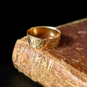 Lovely Vintage English C. 1933 18k Yellow Gold Floral Engraved Cigar Band