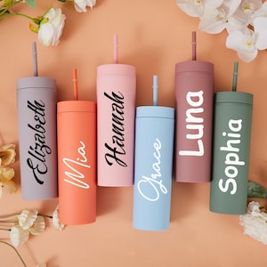 Personalisierter Becher mit Deckel und Strohhalm, benutzerdefinierter dünner Becher, pastellmatte Tasse, Brautjungferngeschenke, Brautjungfernvorschlag, Brautpartygeschenk