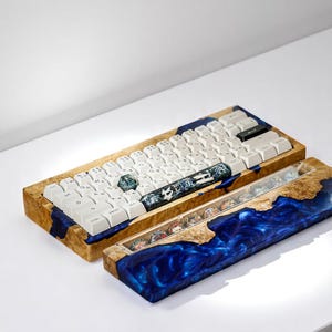 Custodia in legno e resina blu per tastiera meccanica, custodia in resina epossidica al 60% per tastiera, poggiapolsi in resina per layout 60, regalo fatto a mano per decorazioni da gioco