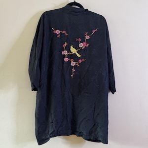 Kimono largo bordado estilo años 60, color negro, estilo boho, ideal para festivales y ocasiones especiales.