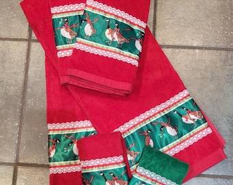 Vintage Christmas Geese Towel Set, Red and Green Goose Bath Towels