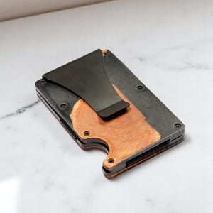 Tarjetero de madera y resina hecho a mano, billetera delgada para hombre, madera de raíz y epoxi negro perlado, billetera minimalista con bloqueo, regalo único para él.