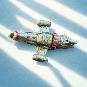 Modelo de nave espacial pintado à mão – Miniatura de foguete de ficção científica, decoração espacial faça você mesmo, presente colecionável para astronautas, enfeite de mesa exclusivo