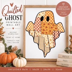 Puede incluir: Una impresión de arte mural enmarcada que muestra una ilustración de un fantasma compuesta por varios patrones de tela en naranja, amarillo y beige, incluyendo cuadros vichy, tartán y flores. El texto dice Quilted Ghost Printable Wall Art, Instant Download, Print at Home, Perfect for Fall Decor, Hello Fall Season, e incluye los tamaños 8x10, 16x20, 24x30 y 32x40.