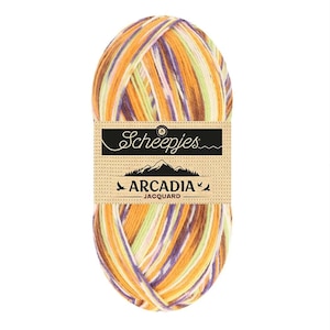Puede incluir: Ovillo de lana Scheepjes Arcadia Jacquard en una mezcla de colores como naranja, morado, marrón y verde. El hilo está envuelto con una etiqueta que presenta el nombre de la marca y los detalles del producto.