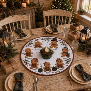 Puede incluir: Un mantel individual redondo y acolchado de color blanco con figuras de pan de jengibre bordadas etiquetadas como Grandma, Grandpa, Tommy, Jason, Jimmy, Daisy y Emma, decorado con hojas de acebo y bayas, sobre una mesa de madera.