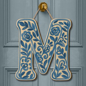 Cabide de porta com monograma de chinoiserie personalizado, placa inicial floral azul, decoração de entrada personalizada, presente para varanda Cottagecore