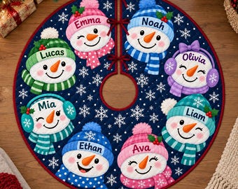 Gepersonaliseerde gewatteerde kerstboomrok: Sneeuwpoppenfamilie, rond ontwerp in marineblauw met meerdere kleuren