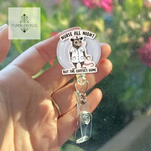 Bobine d'insigne d'infirmière Opossum amusante - Porte-carte d'identité pour amateur de café de nuit - Bobine d'insigne d'infirmière autorisée mignonne pour les infirmières, l'AIIC, les médecins, les travailleurs de la santé