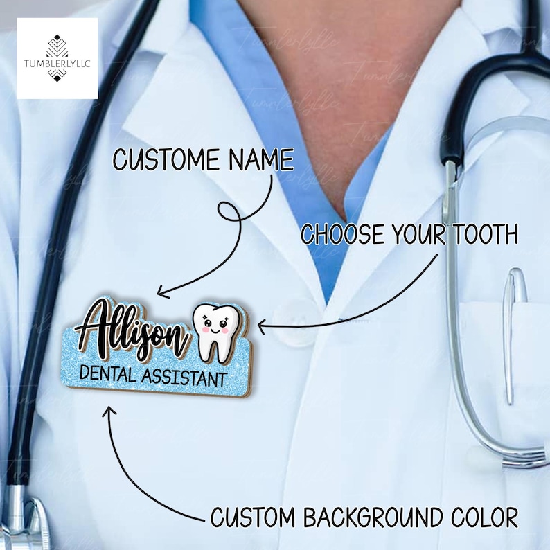 Op de afbeelding: Een gepersonaliseerde naamplaatje voor tandartsassistenten met de naam "Allison" in zwart schrift. De badge heeft een cartoon tand met een lachend gezicht en de woorden "Tandartsassistent" onder de naam. De achtergrond is lichtblauw glitter.