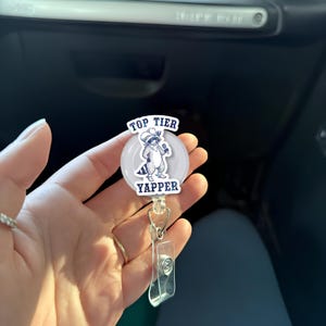 Bobine de badge Yapper haut de gamme - Porte-carte d'identité rétractable drôle de raton laveur, accessoire de travail humoristique pour les infirmières, le bureau ou le service client