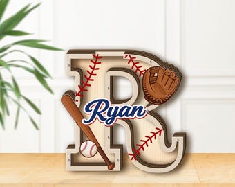 Hucha personalizada de béisbol: Hucha de madera con diseño deportivo y letras personalizadas.