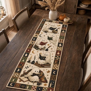 Può includere: Un runner da tavola rettangolare con un pannello centrale color crema che mostra illustrazioni di quattro fantasmi che leggono libri, circondati da pile di libri, calamai, piume e candele. Il bordo presenta un motivo patchwork di stelle e lune.