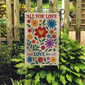 Może przedstawiać: Prostokątna flaga ogrodowa ze słowami "ALL FOR LOVE" i "and LOVE for all" w kolorze czerwonym i jasnofioletowym. Flaga przedstawia kolorowy kwiatowy wzór z czerwonymi, żółtymi, niebieskimi i fioletowymi kwiatami na beżowym tle.