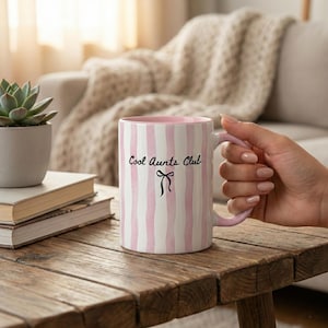 Taza de cerámica del Club de Tías: Taza de café con rayas rosas y lazo, diseño gráfico de tía