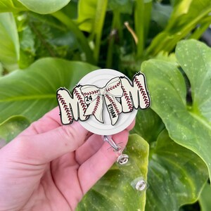Benutzerdefinierte Baseball Mom Bow mit Name und Nummer Badge Reel, Badge Clip einziehbaren Badge Halter, personalisierte Geschenk für Mutter/Freundin/Krankenschwester/Lehrer