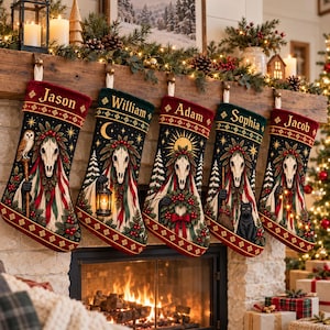 Puede incluir: Cinco calcetines navideños personalizados colgados en fila, cada uno con un fondo oscuro y una figura central de calavera adornada con vegetación y bayas. Los nombres Jason, William, Adam, Sophia y Jacob están bordados en los puños.