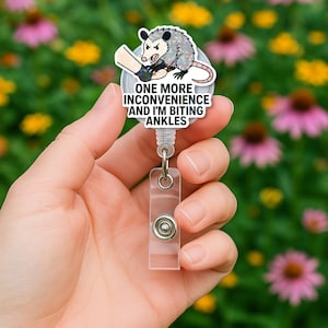 Badgehaspel grappig opossum, ID-houder bijtende enkels, intrekbare werkbadgeclip, brutaal dierenhumorcadeau, verpleegkundige kantooraccessoire