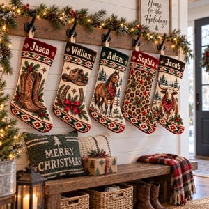 Può includere: Cinque calze natalizie personalizzate appese a una rastrelliera in legno. Ogni calza presenta un design unico che include stivali da cowboy, un cappello da cowboy con ferro di cavallo, un cavallo, una stampa leopardata e un bue longhorn, con i nomi Jason, William, Adam, Sophia e Jacob.