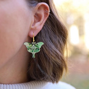 Hangoorbellen Luna Moth: Cottagecore Fairycore-sieraden van acryl
