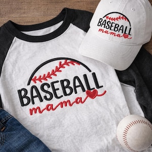 Peut inclure: Un ensemble de t-shirt et de casquette de baseball blancs et gris avec le texte "Baseball Mama" en noir et rouge. Le t-shirt a des manches grises et un motif de baseball. Une balle de baseball est également dans l'image.