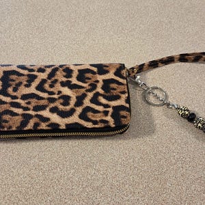 Cartera para mujer con estampado de leopardo y vaca, cartera para mujer, dos compartimentos para tarjetas, compartimento para monedas con cremallera, llavero con cuentas.