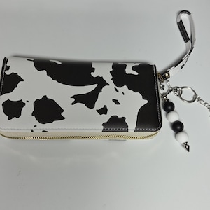 CARTERA CON ESTAMPADO DE VACA. Cartera con estampado de vaca. Cartera para mujer. Cartera de diseño. Cartera con llavero de cuentas, cremallera, monedero y dos compartimentos para tarjetas.
