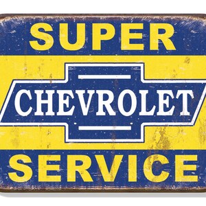 Peut inclure: Une plaque en métal de style vintage avec un fond jaune et des lettres bleues. La plaque indique "SUPER CHEVROLET SERVICE".