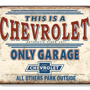 Peut inclure: Une plaque en métal de style vintage avec un fond blanc vieilli et du texte bleu et rouge. La plaque indique "This is a Chevrolet Authentic Since 1911 Only Garage Chevrolet All Others Park Outside".