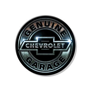 Peut inclure: Un panneau rond noir et argent avec le texte "GENUINE GARAGE" dans un cercle argenté autour du logo Chevrolet.