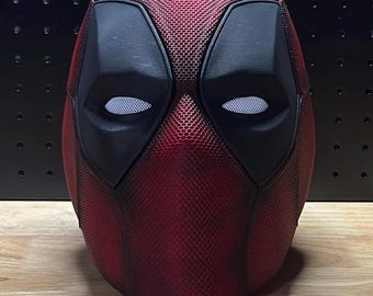 Casco de cosplay de Deadpool: desgastado, impreso en 3D y magnético.