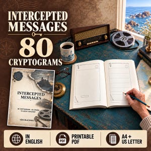 Peut inclure: Un livre intitulé Intercepted Messages 80 Cryptograms par Vera Blackwell, accompagné d'une radio vintage, d'une tasse illustrée d'un phare, d'une boussole, d'une bobine de film et d'un carnet ouvert à pages lignées sur un bureau bleu avec une carte.