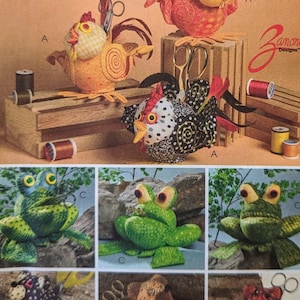 Può includere: Un cartamodello per cucire animali di peluche. Il cartamodello include istruzioni per cucire un pollo, una rana e un orso. Il cartamodello è di McCall's Crafts ed è taglia OSZ.