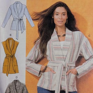 Puede incluir: Patrón de costura McCall's M7912 con un diseño de chaqueta con cinturón. El patrón incluye múltiples vistas de la chaqueta, con una mujer modelando una versión a rayas. La talla del patrón es Y (XSM-SML-MED).