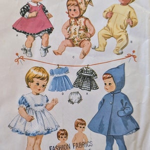 Könnte beinhalten: Ein Vintage-Schnittmuster zum Nähen von Puppenkleidung. Das Schnittmuster ist für "Teenie Weenie Tiny Tears", "Teenie Tiny Tears" und "Tiny Tears" Puppen. Das Schnittmuster beinhaltet ein Kleid, einen Mantel, eine Mütze und eine Hose.