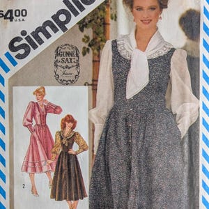 Peut inclure: Patron de couture Simplicity pour une robe Gunne Sax. Le patron présente une femme portant une longue robe avec un col et des manches blancs. Le patron comprend des illustrations d'autres modèles de robes et le texte "ADJUSTABLE FOR MISS PETITE".