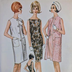 Könnte beinhalten: Vintage McCall's Schnittmuster für Damenkleid und Mantel, mit Illustrationen von drei Frauen in stilvollen Outfits der 1960er Jahre. Das Muster beinhaltet ein weißes Kleid, ein Kleid mit Blumenmuster und einen rosa Mantel. Die Musternummer ist 6850.