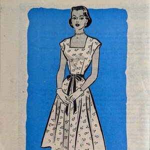 Op de afbeelding: Een vintage naaipatroon van The American Weekly voor een jurk met een getailleerd lijfje en een volle rok. Het patroonnummer is 3904 en de maat is 14-32 borstomvang.