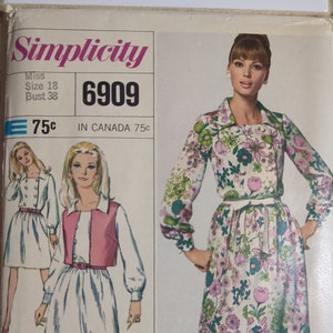 Puede incluir: Patrón de costura Simplicity número 6909 para un vestido. El patrón es para una señorita talla 18 con un busto de 96,5 cm. El patrón muestra a una mujer usando un vestido de estampado floral con un cinturón blanco. El patrón cuesta 75 céntimos.