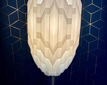 Abajur de mesa Crystalline: Base alta em metal dourado, design moderno de meados do século XX