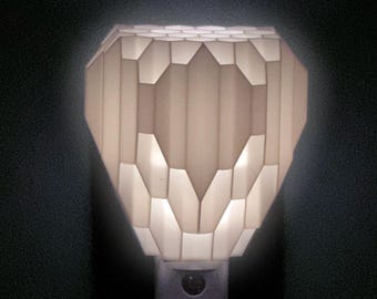 Luz noturna LED de tomada DIAMOND: brilho ambiente com sensor automático.